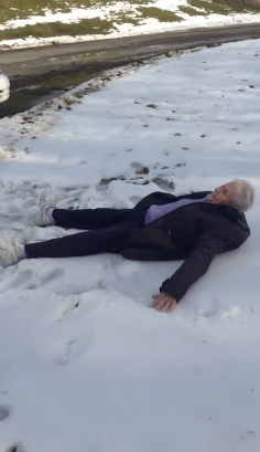 85-летняя бабушка решила поваляться в снегу смотреть онлайн