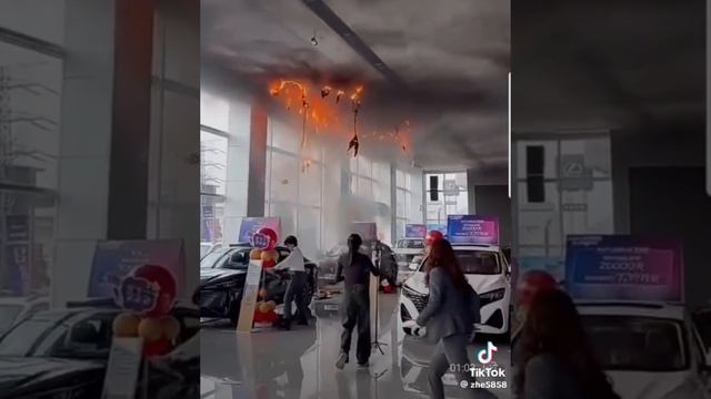 Cháy show room ô tô do chập điện của đèn trần смотреть онлайн