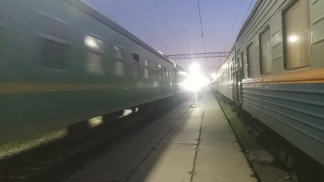Скорый поезд Актобе Алматы отправляется со станции Шымкент под управлением электровозом кz4a смотреть онлайн