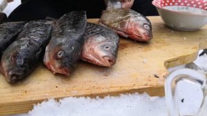 ПРОСТОЙ РЕЦЕПТ ПРИГОТОВЛЕНИЯ ОЧЕНЬ ВКУСНОГО, СОЧНОГО,  ЖАРЕННОГО КАРАСЯ НА РЕШЕТКЕ.!!!