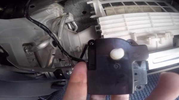 Suzuki Grand Vitara застучала заслонка рециркуляции воздуха