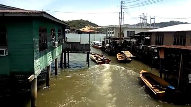 Деревня на сваях на окраине Бандар-Сери-Бегавана (Бруней) смотреть онлайн