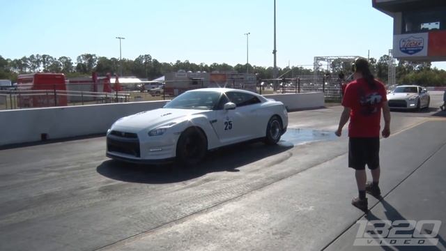 WORLDS Fastest Stock Manifold R35 GTR?! смотреть онлайн