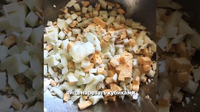 КРАБОВЫЙ САЛАТ С ЖАРЕНЫМИ ШАМПИНЬОНАМИ смотреть онлайн