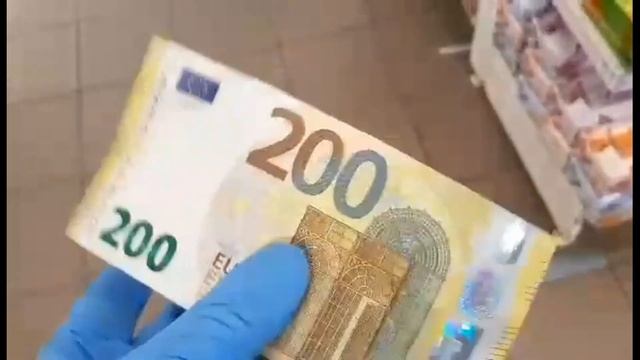 200€  2019 года. В 2019 году введены в обращение новые купюры в 100 и 200 евро