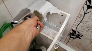 Заменить раковину битую на новую, приклеенную на силикон. При смене раковины спасали кафель на стен