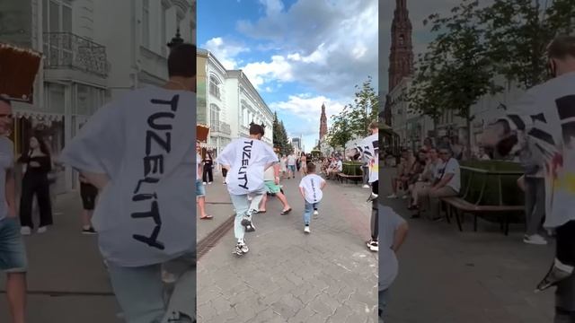 Мальчик Удивил Людей Танцем ?? LITTLE BOY DANCING SHUFFLE ?⭐️ смотреть онлайн