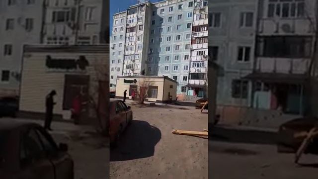 Сорвало крышу с аптеки г.Жезказган 07.04.2020г смотреть онлайн