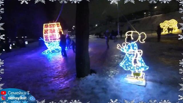 Новогодняя атмосфера праздника со светящимися украшениями на Новый год! Новогодняя светоиллюминация смотреть онлайн