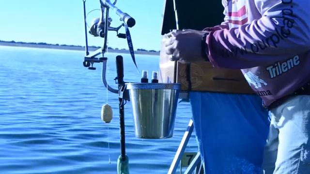 Anton Louw van Purple Carp wys vir ons wat het hy gemaak om 'n sak vol vis te vang in die winter смотреть онлайн