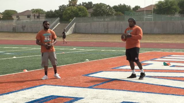 Miami Dolphins’ Vincent Taylor Returns Home on the Sports2Nite TV show смотреть онлайн