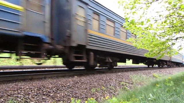 Электровоз ВЛ40У-1395.1 с пассажирским поездом Харьков - Ужгород смотреть онлайн
