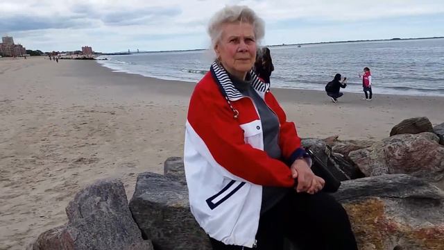 Камни на Брайтон Бич. Лики. Лица, надписи вырезаны. Волнорез. смотреть онлайн