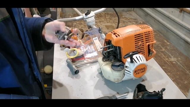 Подготовка к сезону STIHL FS 130, замена поршня ускорительного насоса. смотреть онлайн