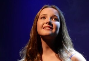 Британская певица Люси Томас A Whiter Shade Of Pale -