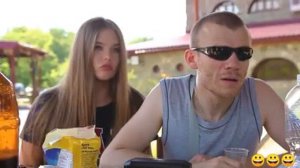 Боже смешно)) смех))) Да там 2 тяпы😹 высокая девушка))) нестондартная парочка)))