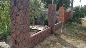 отделка искусственным камнем столбов забора