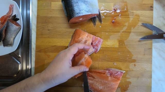 Разделка рыбы ПОЛНОСТЬЮ за 10 МИНУТ?! Заготовки и СУПЕР закуска! смотреть онлайн