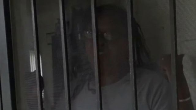 Бедного щенка посадили в клетку и морили голодом. А всё из-за...