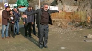 отец танцует на похоронах дочери??