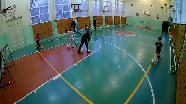 Детский футбол. Ведение мяча внутренней и внешней стороной стопы. смотреть онлайн
