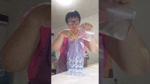 Заполняю пакеты для льда.