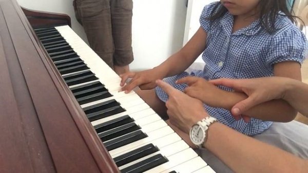 Первые уроки фортепиано для детей. First piano lessons for children