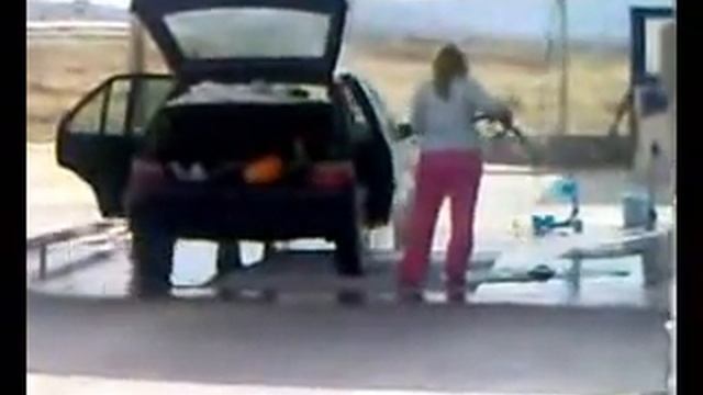 Блондинка моет автомобиль смотреть онлайн