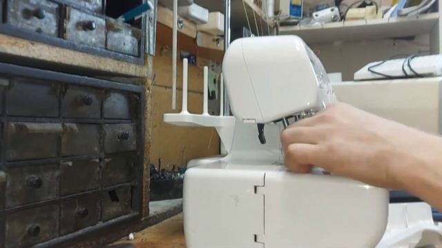 Замена ножа на оверлоке, легко сделать самому, я подскажу смотреть онлайн
