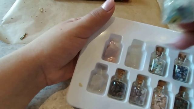 Свечи с камнями, полынь и заготовки воска. смотреть онлайн