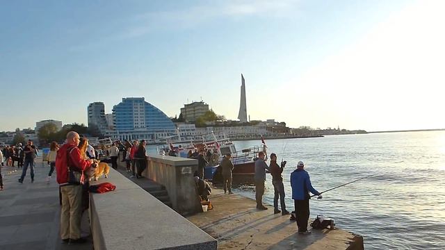 Весенний Крым. Прогулка по набережной Севастополя, будни города. Crimea Russia. смотреть онлайн