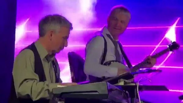 Старушка не спеша Дорожку перешла