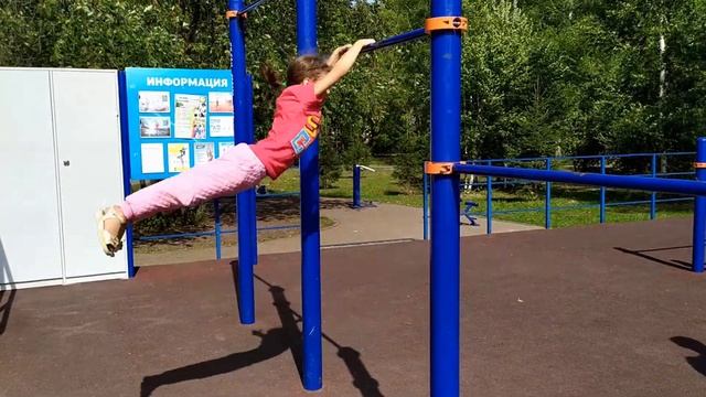 г.Октябрьский, парк им. Гагарина. Самира гуляет, проходит дистанцию на скалодроме и скайпарке. смотреть онлайн