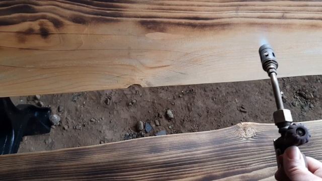 скамейку обжигаю и покрываю лаком, за лето она вся испортилась