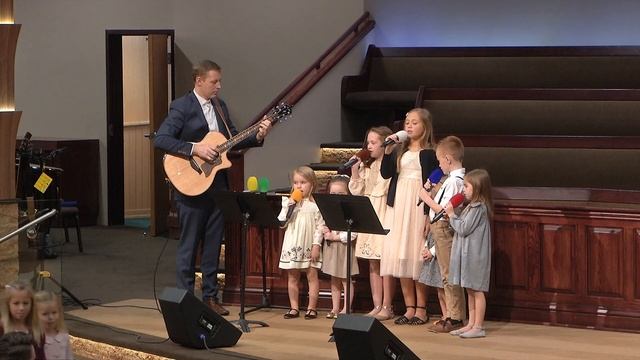 "Осень золотая снова к нам пришла" - Дети смотреть онлайн