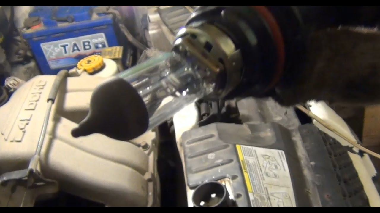 Замена лампы ближнего / дальнего света цоколь НВ5 (9007) на Dodge - Caravan смотреть онлайн