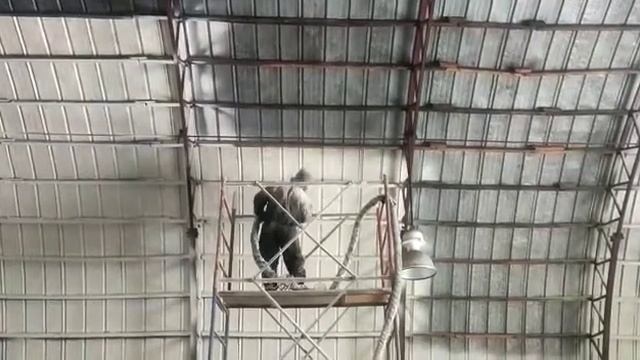 Утепление промышленного здания пенополиуретаном.