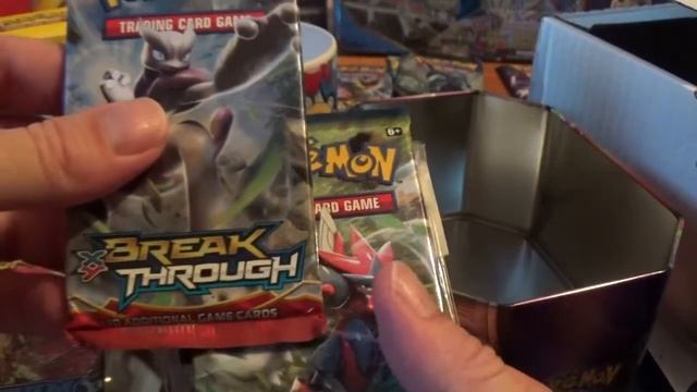Ouverture d'un coffret cadeau de cartes Pokemon de Noël 2018 ! смотреть онлайн