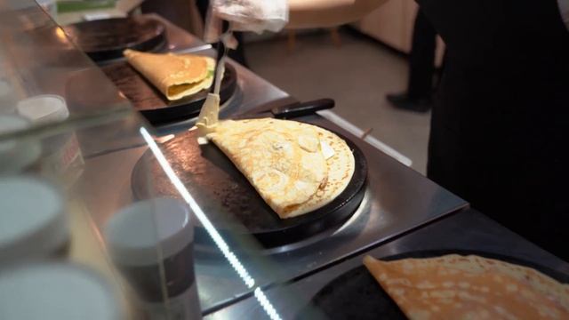 КАК ГОТОВЯТ ФРАНЦУЗСКИЕ БЛИНЧИКИ В АСТАНЕ, БОЛЕЕ 400 БЛИНОВ В ДЕНЬ - CrêpeCafé | КАЗАХСТАН смотреть онлайн