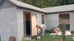 Вставляем двери и стекла в окна!😊