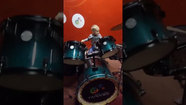 Поход Даниила в парк чудес галилео учиться играть на барабанах .Часть2 смотреть онлайн