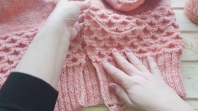 Вяжу  кардиган спицами с узором соты. Кардиган вяжу  единым полотном Связала уже до пройм.