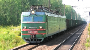 «Локозавр» ВЛ15-035 с грузовым поездом следует через о.п. Русановская