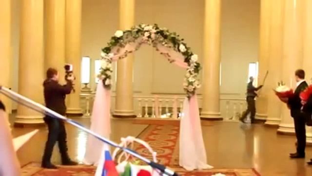 С невесты в загсе упало платье смотреть онлайн