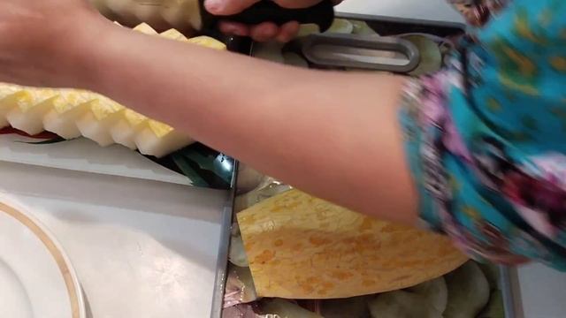 Как нарезать красиво дыню. Тарзи реза кардани харбуза. смотреть онлайн
