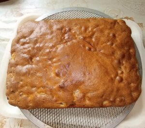 Пирог на кефире с курагой, изюмом и джемом