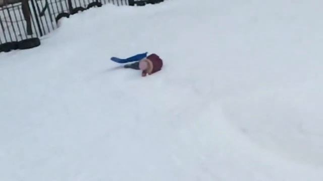 УПАЛА С ЛЕДЯНКИ НА ГОРКЕ/ОЧЕНЬ БОЛЬНО смотреть онлайн