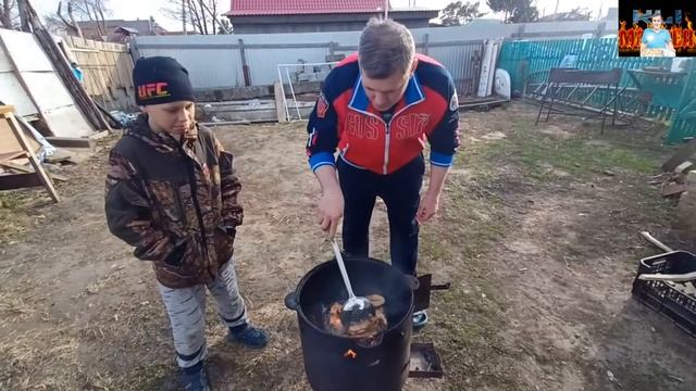СВИНЫЕ РЁБРЫШКИ ПОД ЛУКОВОЙ ШУБОЙ!!! смотреть онлайн