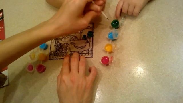 Раскраска Молния Маккуин из мультика Тачки. Учимся красить витраж. Мультик про машинки смотреть онлайн