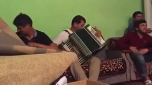 Суруди ҳаҷви бо Аккордеон